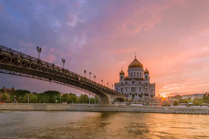 Москва. Вид на храм Христа Спасителя и Патриарший мост
