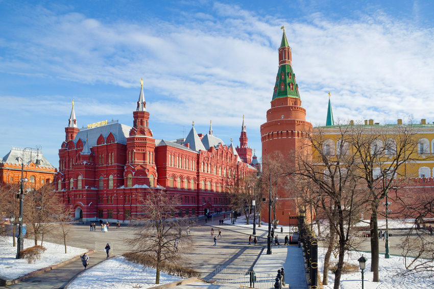 Москва. Вид на Арсенальную башню Московского Кремля и ГИМ