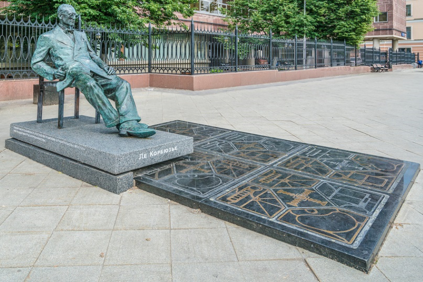 Памятник французскому архитектору Ле Корбюзье на ул. Мясницкая
