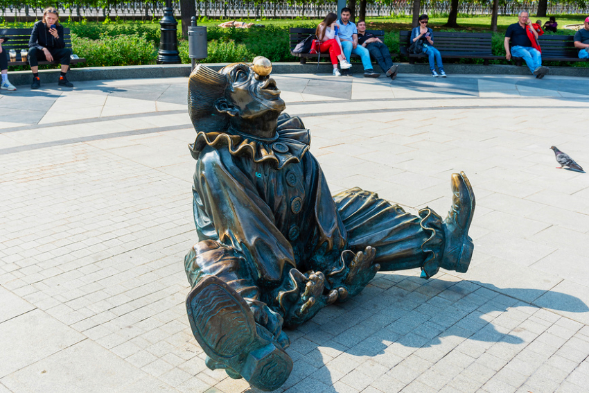 Москва. Сидящий клоун. Фрагмент скульптурной композиции на Цветном бульваре «Клоуны»
