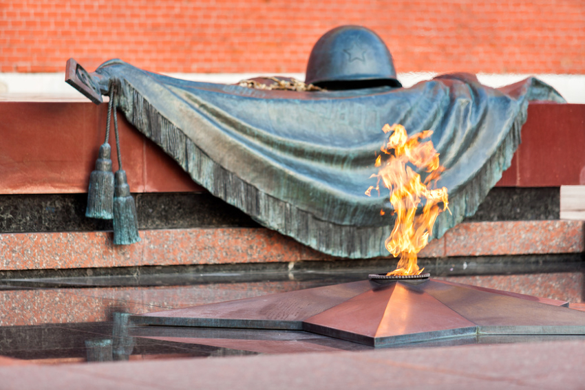 Москва. Вечный огонь на могиле Неизвестного солдата у Кремлевской стены в Александровском саду