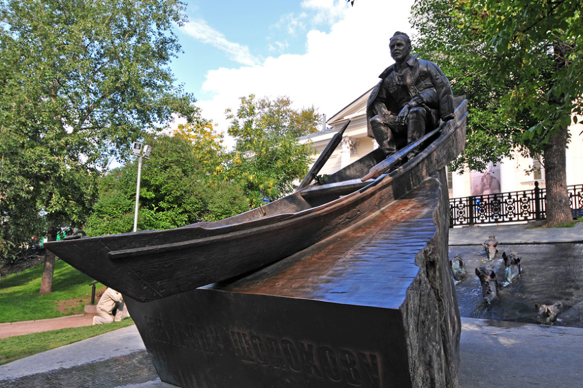 Москва. Памятник Михаилу Шолохову на Гоголевском бульваре