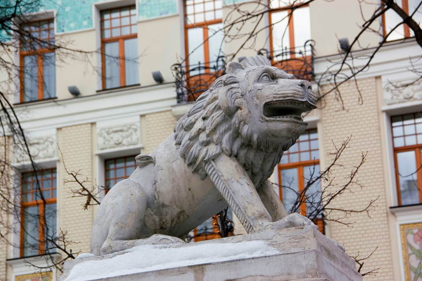 Москва. Гоголевский бульвар. Скульптура льва на здании посольства Азербайджанской республики