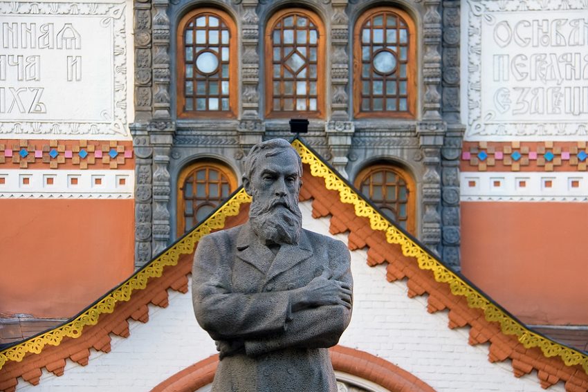 Москва. Памятник Третьякову на фоне здания Третьяковской галереи