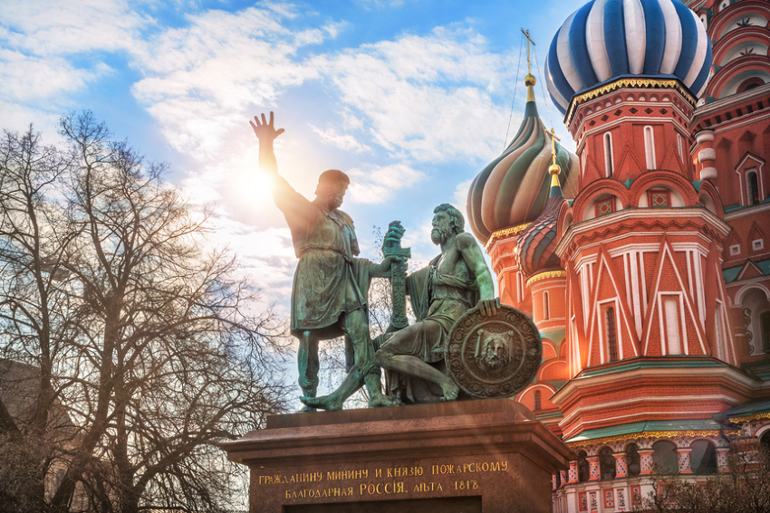 Москва. Памятник Минину и Пожарскому возле Покровского собора на Красной площади