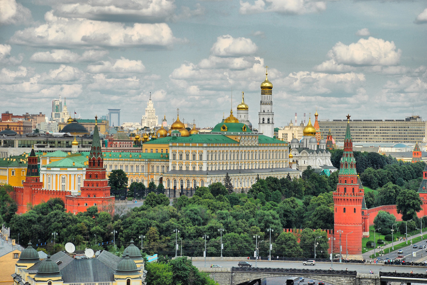 Вид на центр Москвы со смотровой площадки храма Христа Спасителя