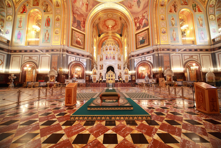 Ковёр и алтарь в храме Христа Спасителя в Москве