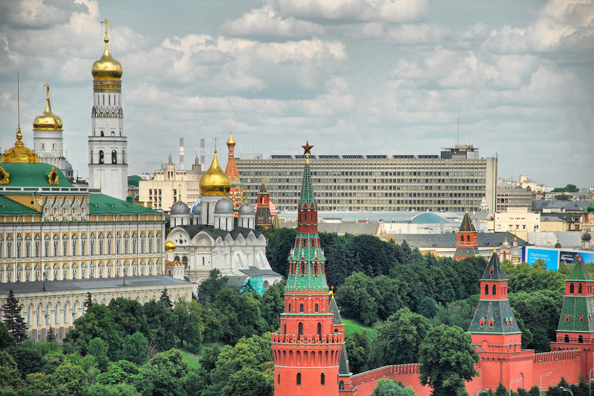 Вид на Московский Кремль со смотровой площадки храма Христа Спасителя
