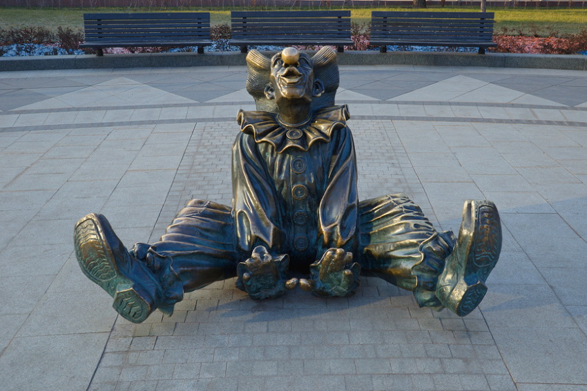 Москва. Скульптура клоуна в парке на Цветном бульваре напротив цирка