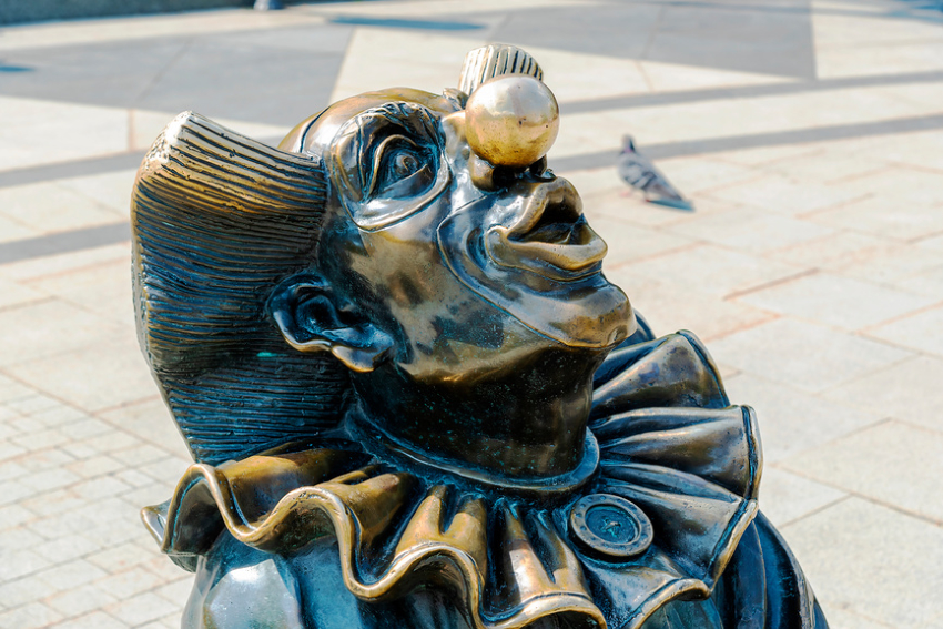 Сидящий клоун. Фрагмент скульптурной композиции на Цветном бульваре «Клоуны». Москва