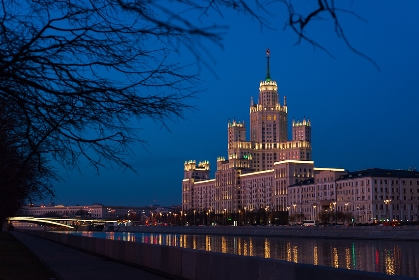 Ночная Москва. Вид на сталинскую высотку на Котельнической набережной
