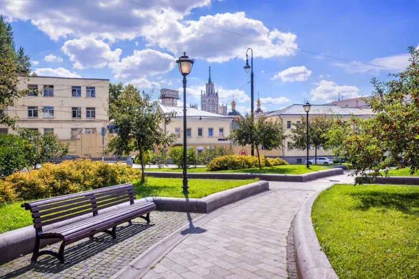 Исторические плиты на Хитровской площади в Москве
