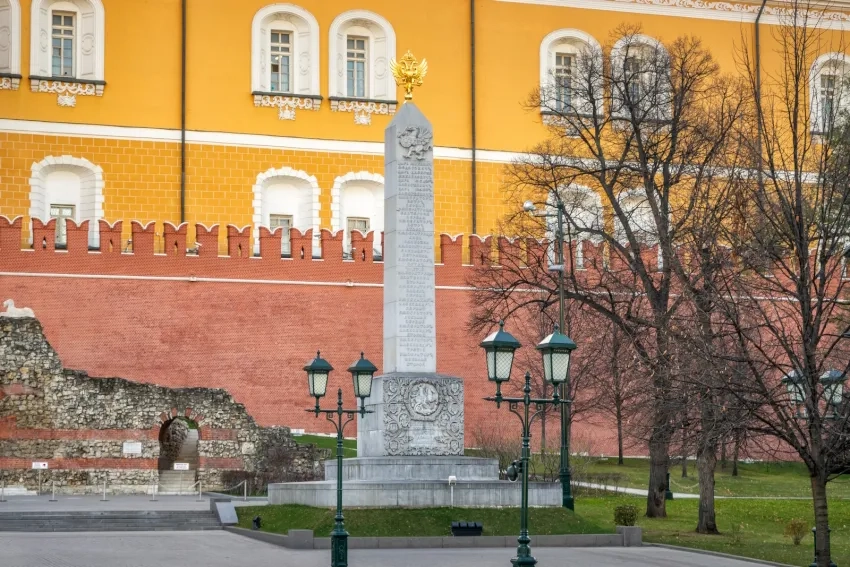 Александровский сад в Москве. Романовский обелиск