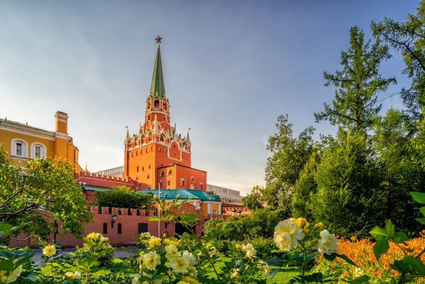 Александровский сад в Москве. Троицкая башня Московского Кремля
