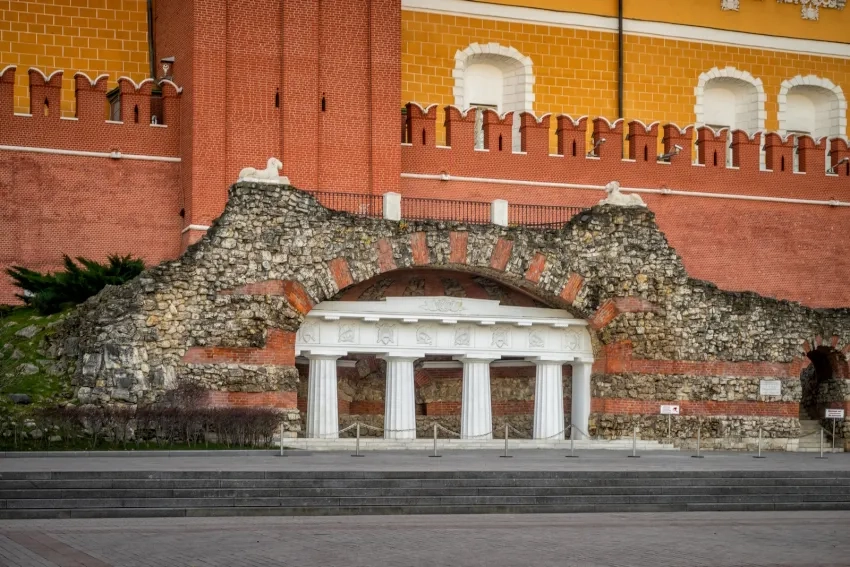 Александровский сад в Москве. Итальянский грот (Грот «Руины»)
