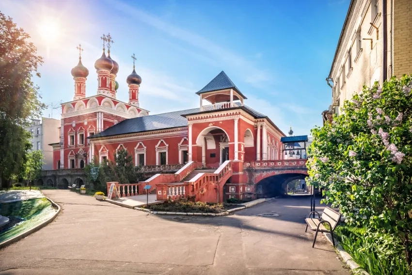 Сергиевская церковь Высоко-Петровского монастыря в Москве
