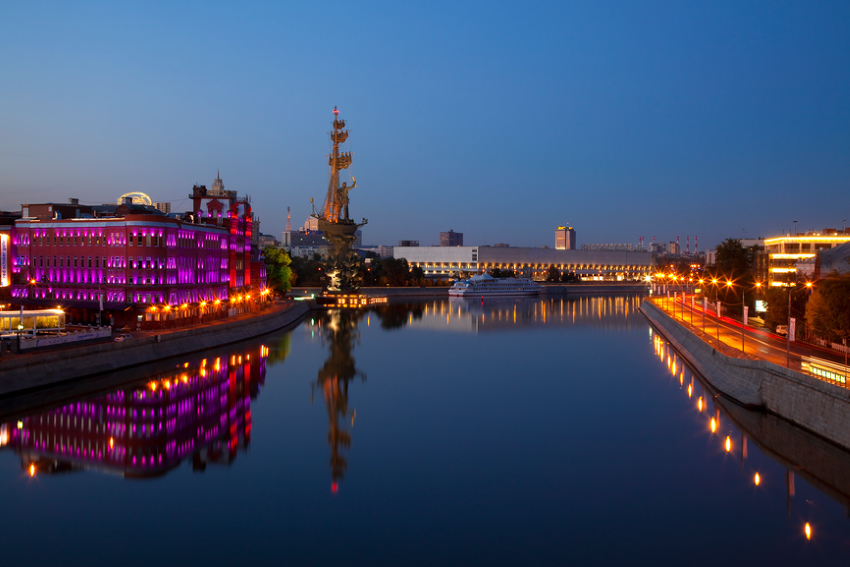 Вечерняя подсветка здания бывшей фабрики «Красный Октябрь» и памятника Петру I