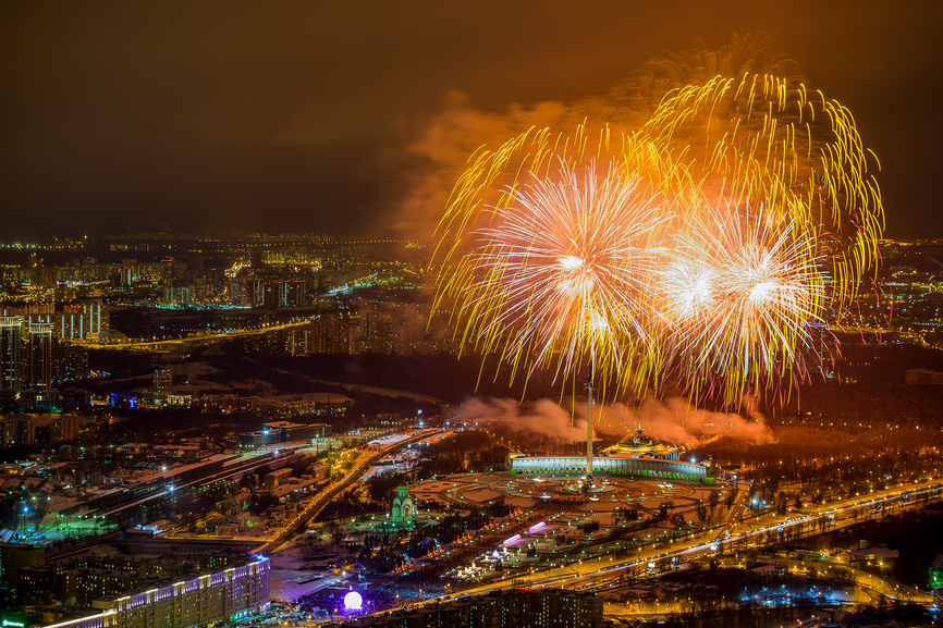 Москва. Новогодний салют в ночь с 31 декабря на 1 января. Вид со смотровой площадки в «МОСКВА-СИТИ»