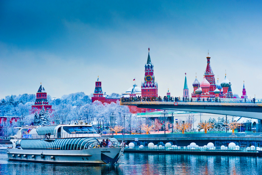 Новогодняя прогулка по Москве–реке на теплоходе с ужином, живой музыкой и дискотекой