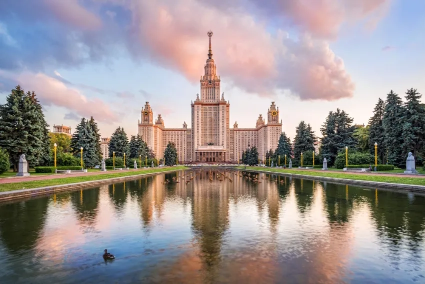 Главное здание МГУ им. Ломоносова в Москве
