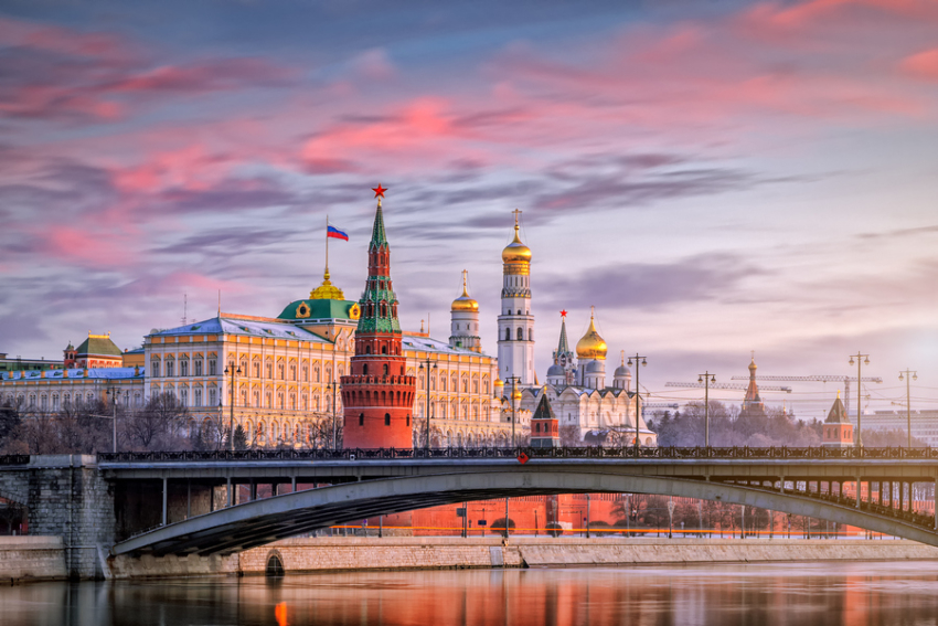 Панорамный вид на архитектурный ансамбль Московского Кремля. Рассвет