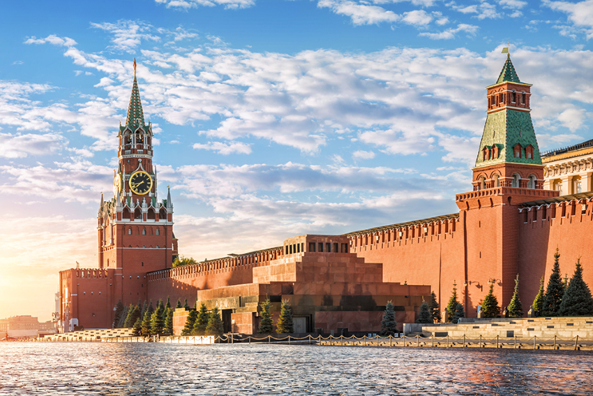 Красная площадь. Вид на Спасскую башню Кремля и Мавзолей Ленина