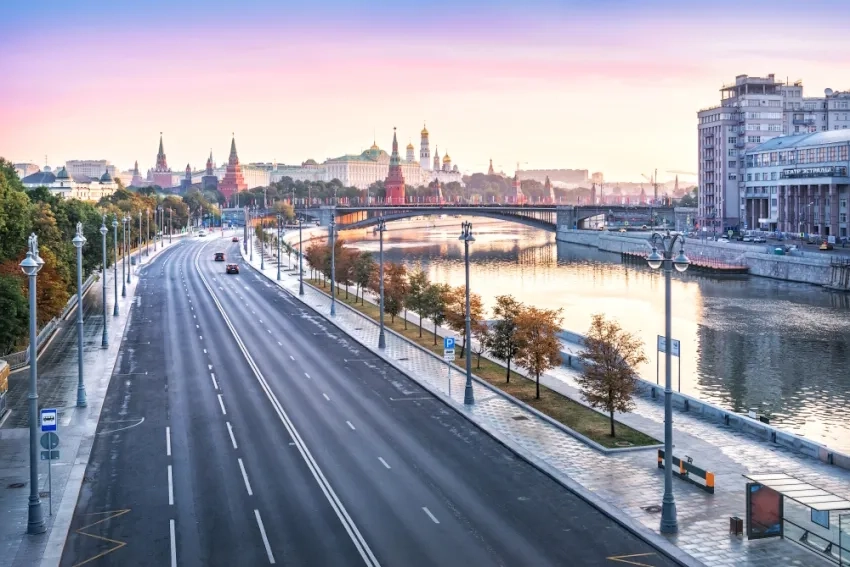 Дом на набережной, Московский Кремль, Москва-река, Берсеневская и Пречистенская набережные: вид с Патриаршего моста Храма Христа
