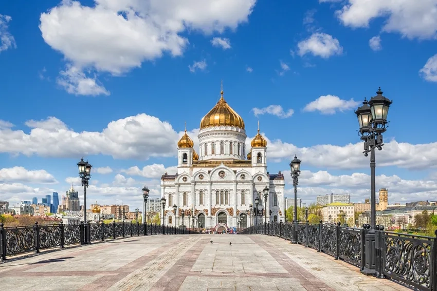 Храм Христа Спасителя в Москве. Летний вид с Патриаршего моста
