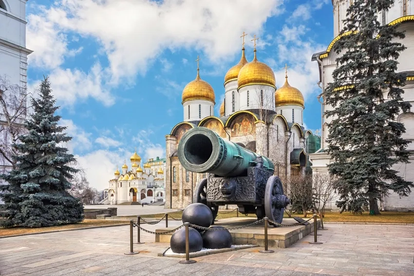 Царь-пушка в Московском Кремле и Успенский собор
