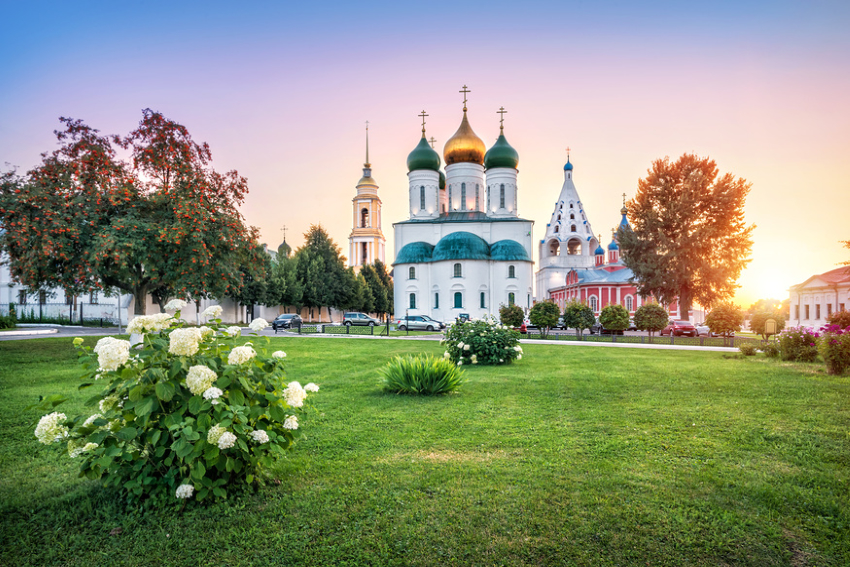 Успенский собор и Церковь Тихвинской иконы Божией Матери на Соборной площади Коломенского Кремля