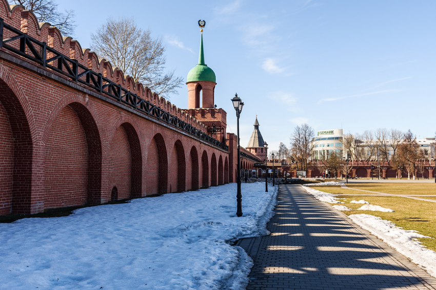 Город Тула. Пешеходная аллея с видом на Проездную башню Тульского кремля
