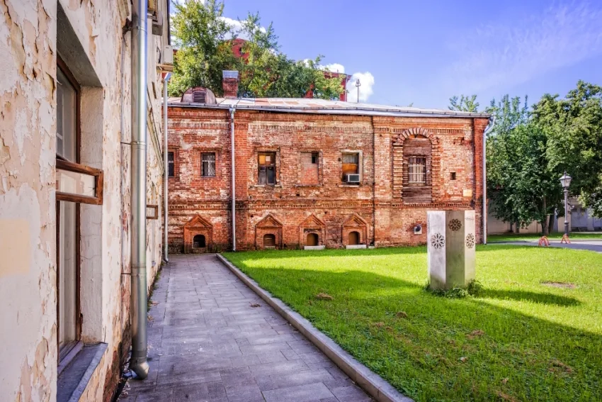 Палаты Мазепы, построенные в XVI-XVII веках в Колпачном переулке в Москве
