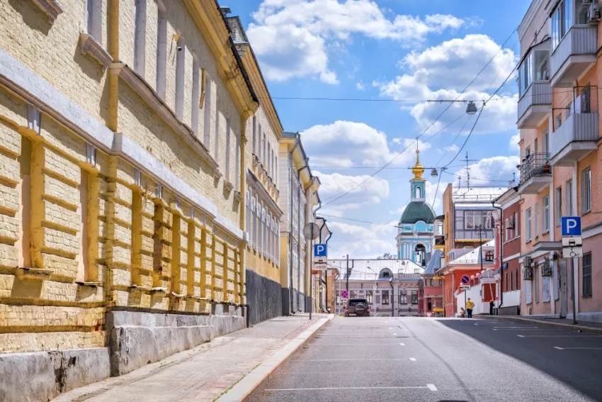 Колокольня церкви в память Усекновения главы Иоанна Предтечи в Петропавловском переулке в Москве