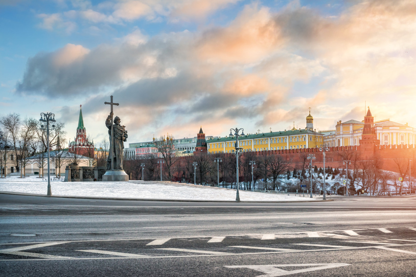 Памятник князю Владимиру на фоне Московского Кремля