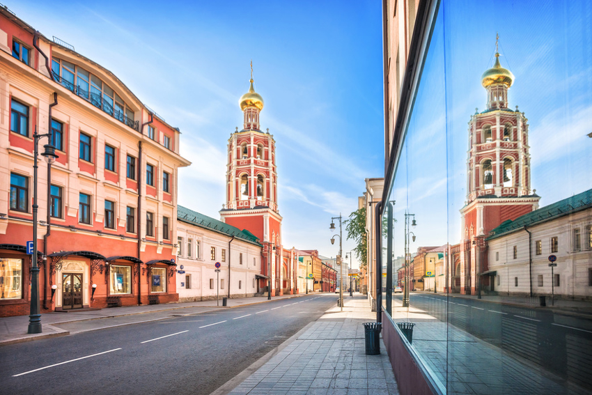 Чеховская Москва. Колокольня Петровского монастыря и её отражение