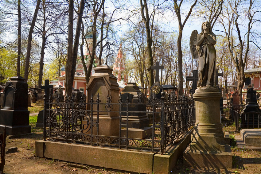 Москва. Старинное кладбище при Донском монастыре со скульптурой ангела над одной из могил