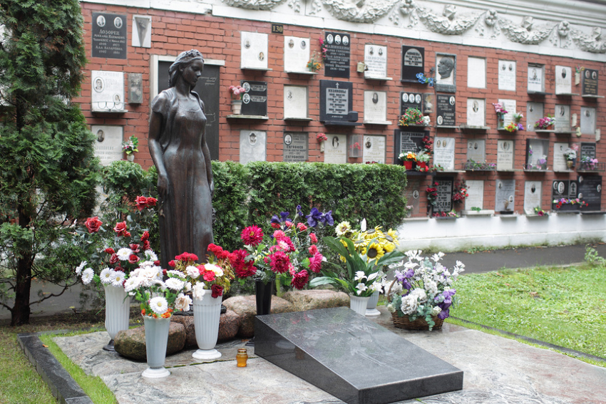 Захоронение Раисы Максимовны Горбачевой на Новодевичьем кладбище в Москве