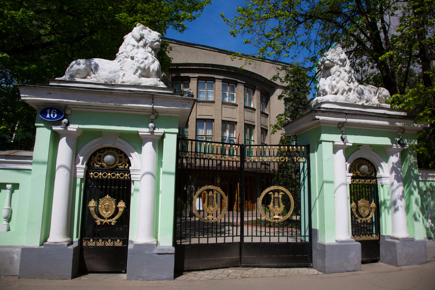 Москва. Львы на воротах Центрального дома учёных на Пречистенке