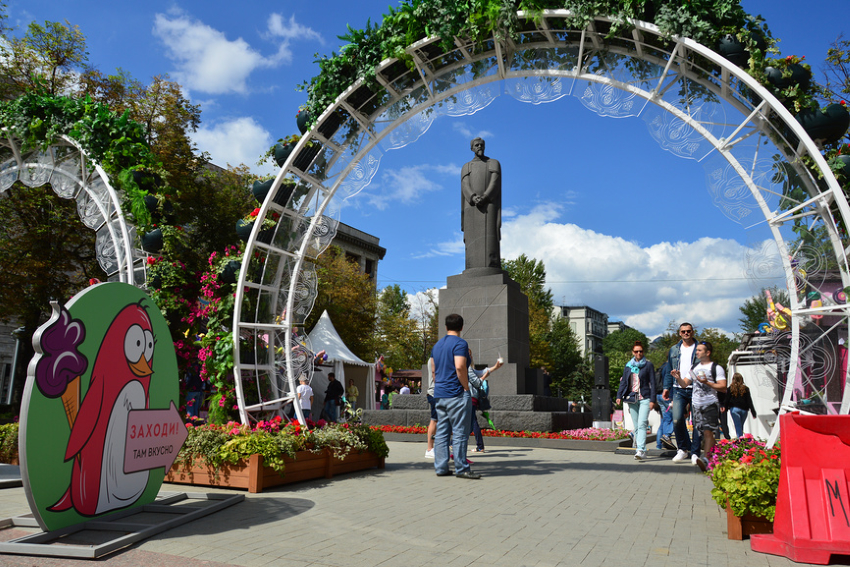 Москва. Памятник К. А. Тимирязеву. Фестиваль «Московское мороженое» на Тверском бульваре