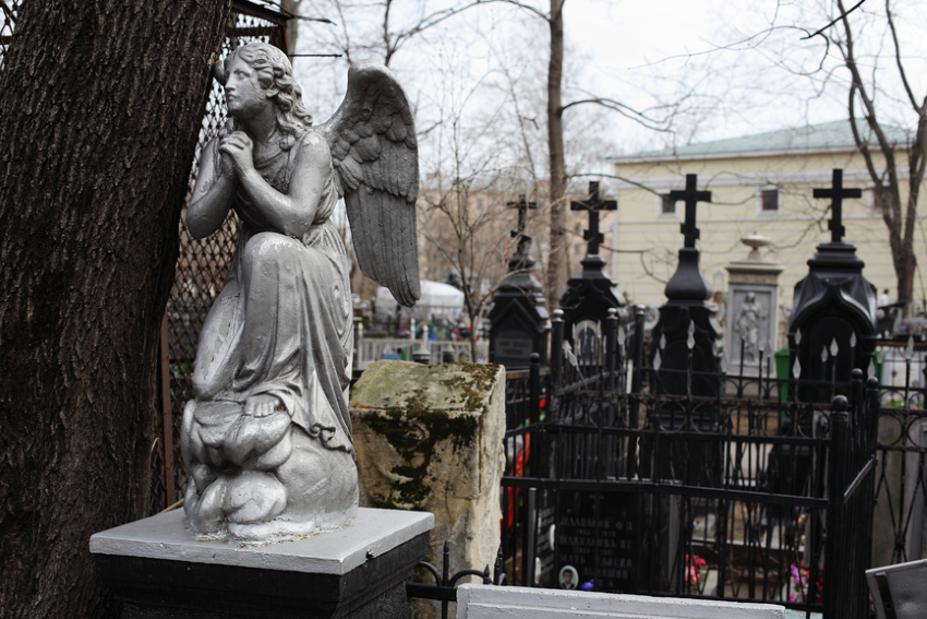 Ваганьковское кладбище. Надгробный памятник в виде крылатого ангела