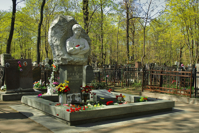 Могила Сергея Есенина на Ваганьковском кладбище в Москве. Скульптор А. А. Бичуков