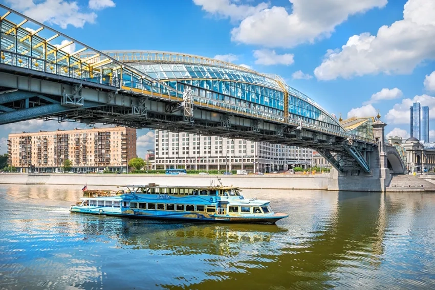 Прогулка по Москве-реке на дизайнерском теплоходе «Волна» от парка «Зарядье»