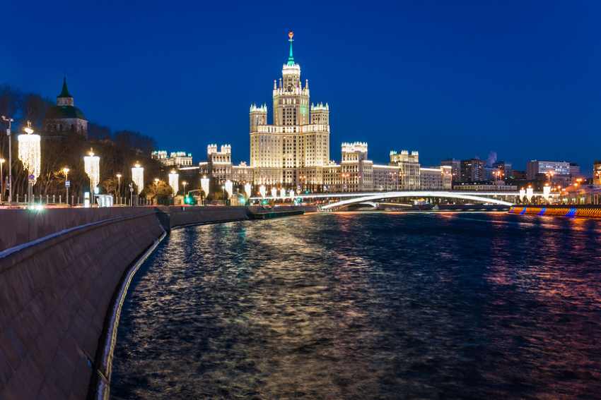 Ночная Москва. Вид на сталинскую высотку на Котельнической набережной