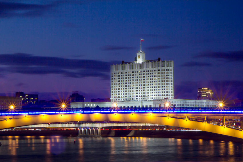 Ночная Москва. Вид на белоснежное здание Дома правительства