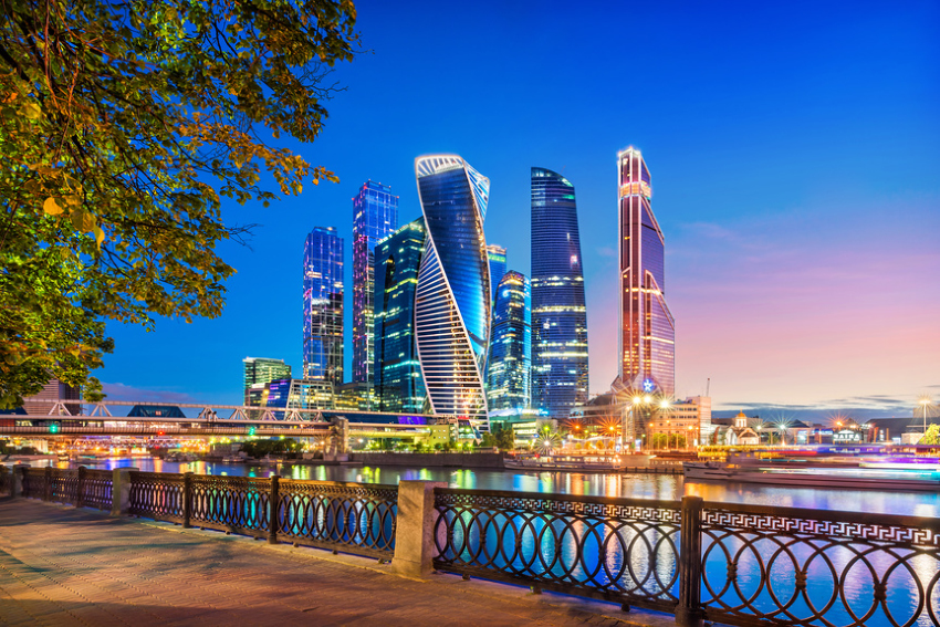 Панорамный вид на ночной «МОСКВА-СИТИ» с Москвы-реки
