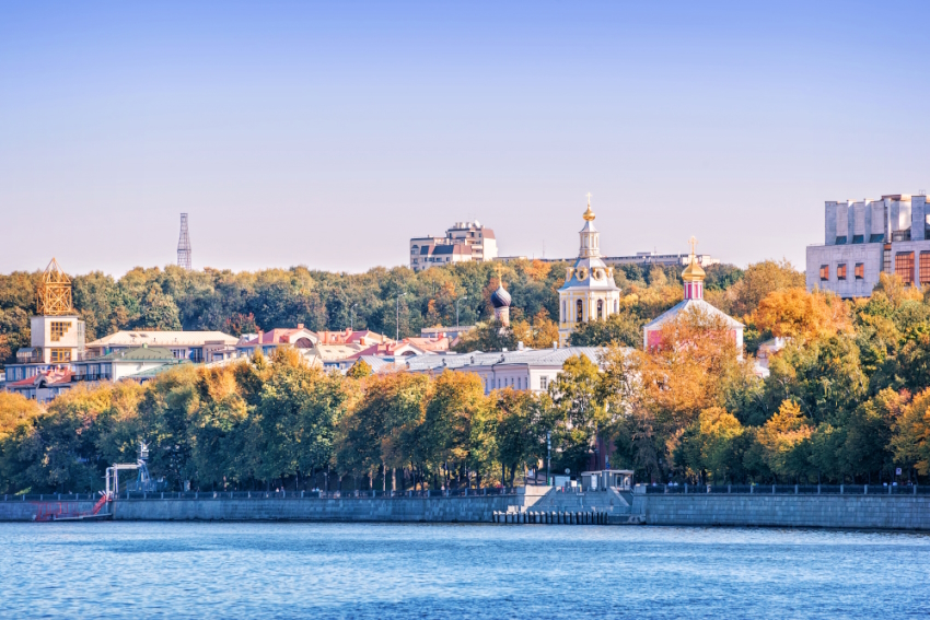 Андреевский монастырь в Москве: вид с Москвы-реки
