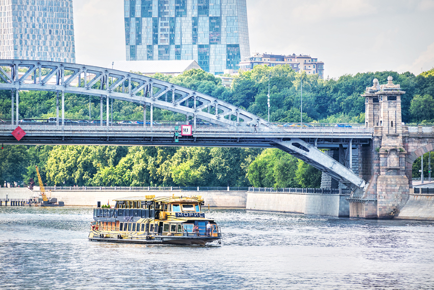 Прогулка по Москве-реке на дизайнерском теплоходе «Морис» от причала «Киевский вокзал»