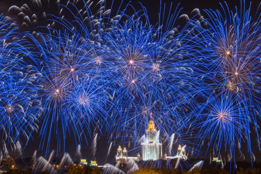 Праздничный салют на Воробьевых горах в Москве в честь Дня Победы
