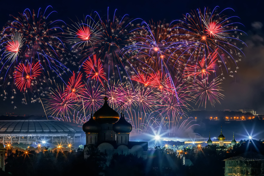 Салют в Москве в честь празднования Дня России 12 июня