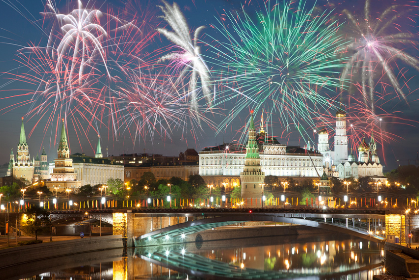 Праздничный салют над Московским Кремлем в День России